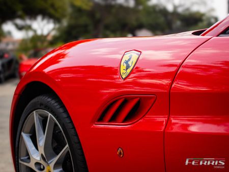 2010-Ferrari-California-22_13