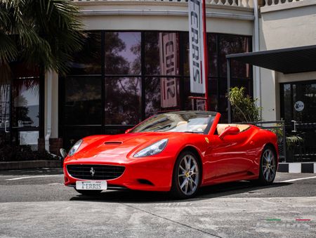 2010-Ferrari-California-22_1