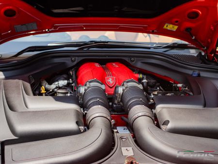 2010-Ferrari-California-22_23