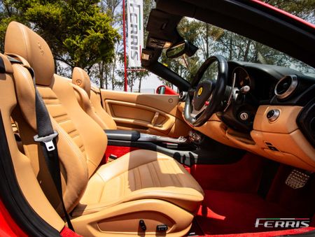2010-Ferrari-California-22_24