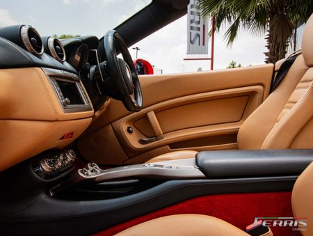 2010-Ferrari-California-22_25