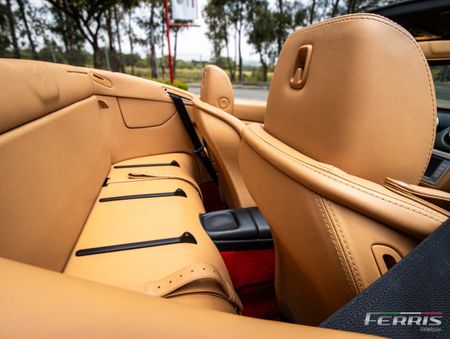 2010-Ferrari-California-22_26