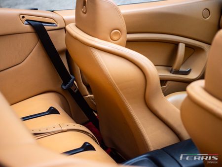 2010-Ferrari-California-22_27