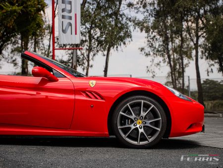 2010-Ferrari-California-22_2