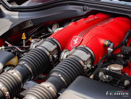 2010-Ferrari-California-22_29