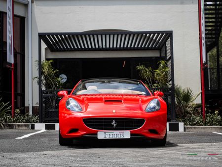 2010-Ferrari-California-22_3