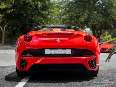 2010-Ferrari-California-22_6