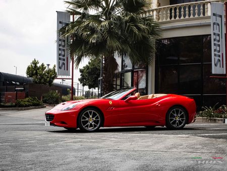 2010-Ferrari-California-22_7