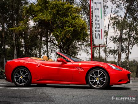 2010-Ferrari-California-22_8