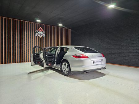 2012-Porsche-Panamera-Diesel-Auto_23
