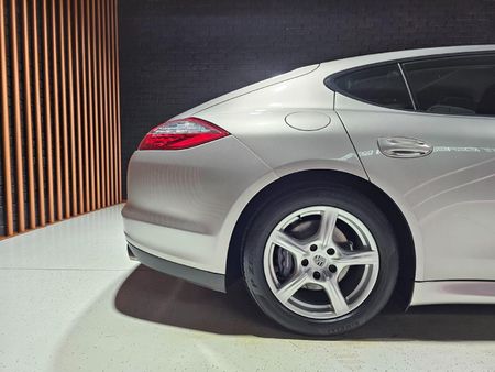 2012-Porsche-Panamera-Diesel-Auto_27
