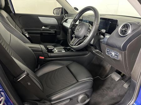 2021-Mercedes-Benz-GLB-250_8