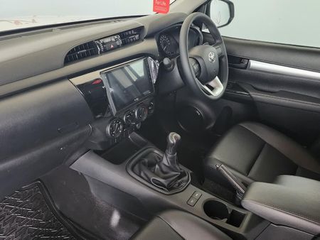 2026-Toyota-Hilux-24-GD-6-SR-4x4-Double-Cab_6