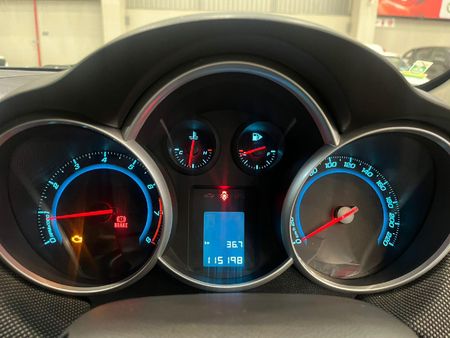 2013-Chevrolet-Cruze-18-LS_10