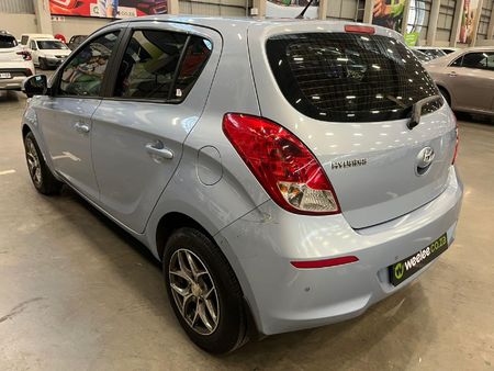 2013-Hyundai-i20-14-Fluid_4