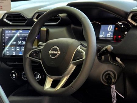 2025-Nissan-Magnite-10-Visia_10
