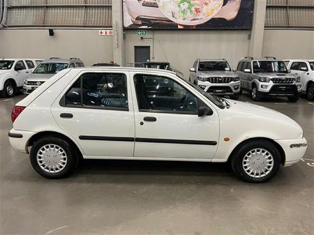 1998-Mazda-121-Soho-13-5-dr_7
