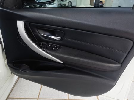 2014-BMW-3-Series-320i-M-Sport-Auto_15