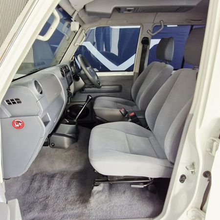 2019-Toyota-Land-Cruiser-79-45-D-4D-LX-V8-Double-Cab_9