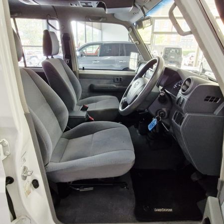 2019-Toyota-Land-Cruiser-79-45-D-4D-LX-V8-Double-Cab_13