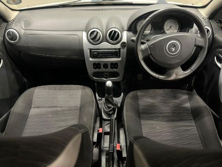 2013-Renault-Sandero-16-Stepway_11