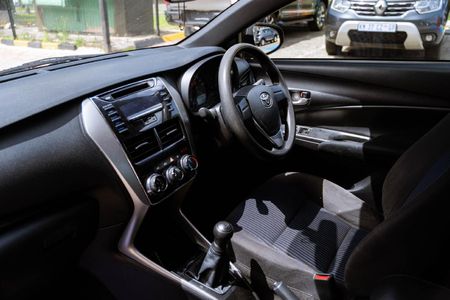 2019-Toyota-Yaris-15-XI-5-dr_12