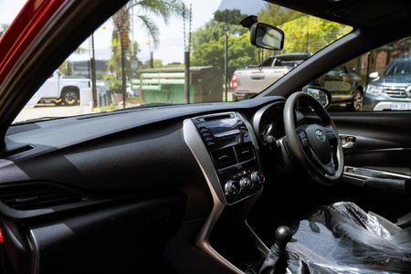 2019-Toyota-Yaris-15-XI-5-dr_13