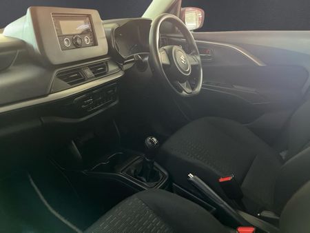 2025-Suzuki-Swift-12-GL_14