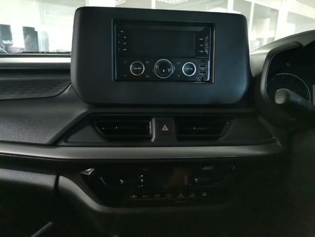 2025-Suzuki-Swift-12-GL_19