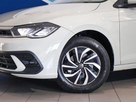 2025-Volkswagen-Polo-10-TSI-Life-Auto-DSG_5