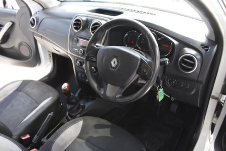 2015-Renault-Sandero-900T-Stepway_12