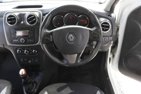 2015-Renault-Sandero-900T-Stepway_14