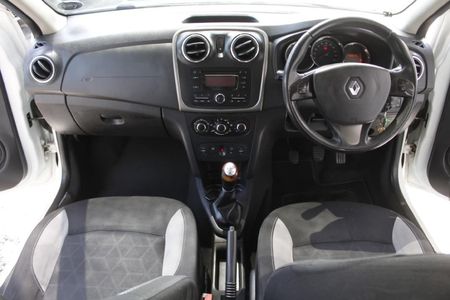 2015-Renault-Sandero-900T-Stepway_15
