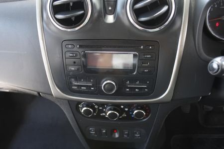2015-Renault-Sandero-900T-Stepway_17