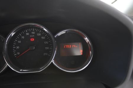 2015-Renault-Sandero-900T-Stepway_19