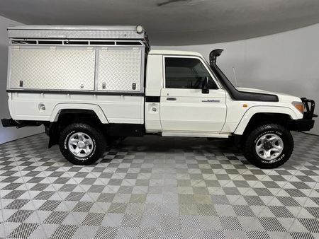 2013-Toyota-Land-Cruiser-79-40-Single-Cab_12