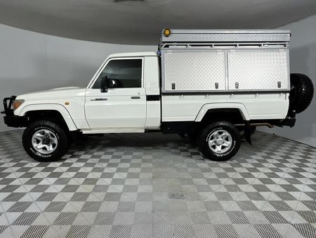 2013-Toyota-Land-Cruiser-79-40-Single-Cab_14