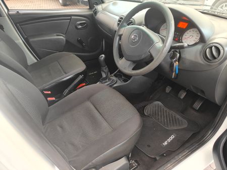 2021-Nissan-NP200-16_2
