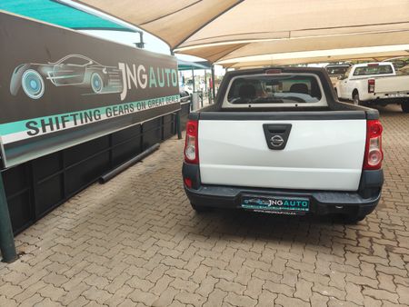 2021-Nissan-NP200-16_4