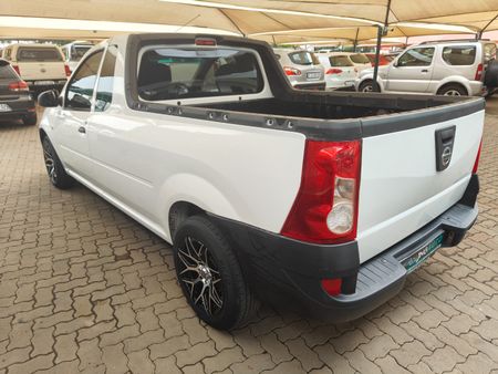 2021-Nissan-NP200-16_5