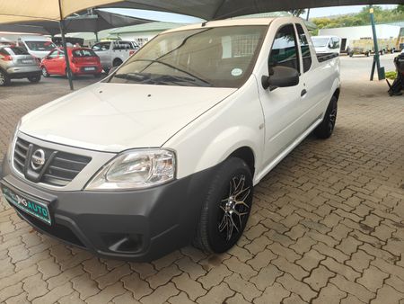 2021-Nissan-NP200-16_6