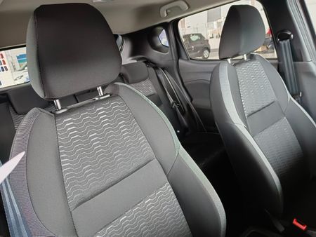 2026-Nissan-Magnite-10-Visia-MT-Touch-screen-radio-included_9