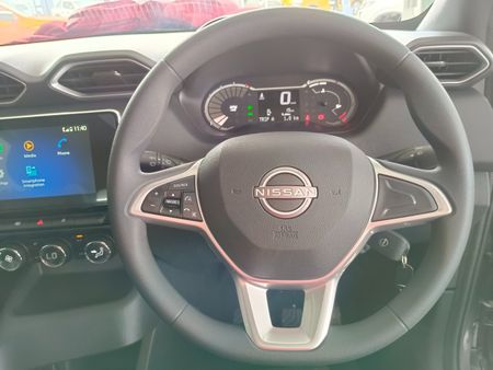 2026-Nissan-Magnite-10-Visia-MT-Touch-screen-radio-included_10