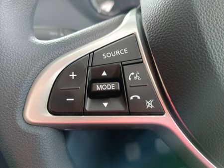 2026-Nissan-Magnite-10-Visia-MT-Touch-screen-radio-included_11