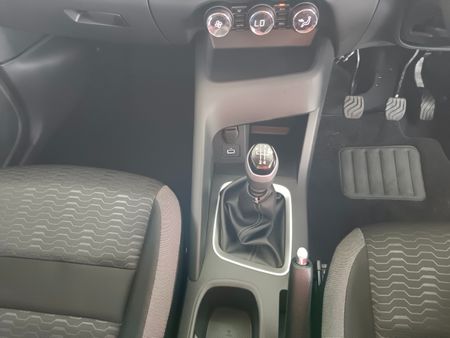 2026-Nissan-Magnite-10-Visia-MT-Touch-screen-radio-included_12