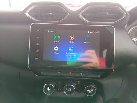 2026-Nissan-Magnite-10-Visia-MT-Touch-screen-radio-included_13