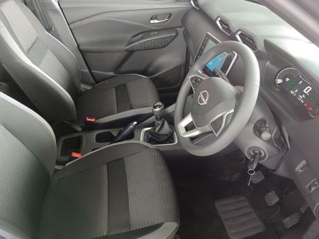 2026-Nissan-Magnite-10-Visia-MT-Touch-screen-radio-included_8