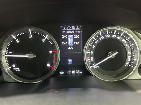 2018-Toyota-Land-Cruiser-200-45-D-V8-VX-R-Auto_2