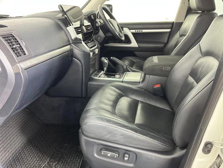 2018-Toyota-Land-Cruiser-200-45-D-V8-VX-R-Auto_8