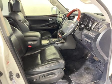 2013-Lexus-LX-570_9